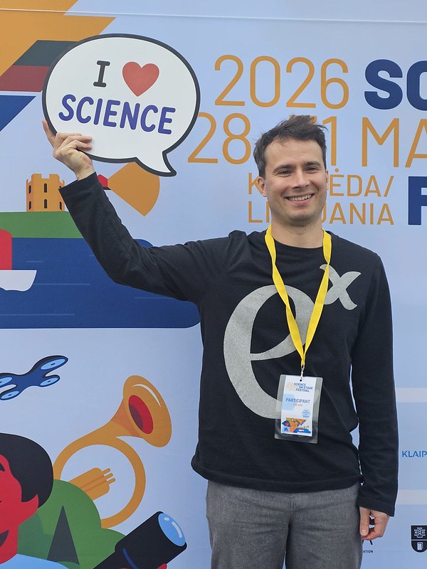Ville-Pekka Kilpi pitelee tapahtumassa kylttiä, jossa lukee I love science.