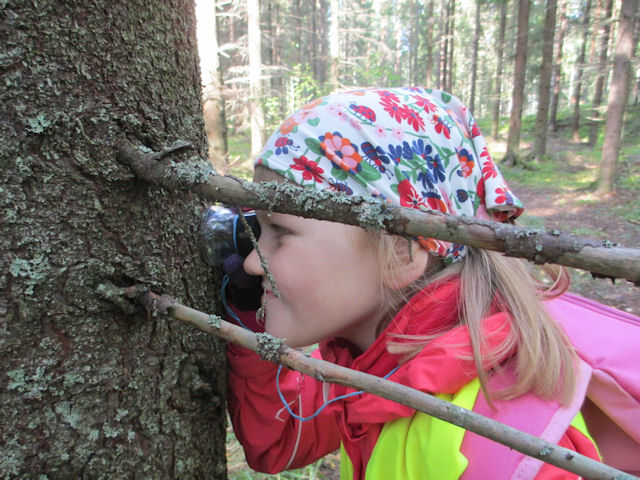 Children are experimenting outdoors.