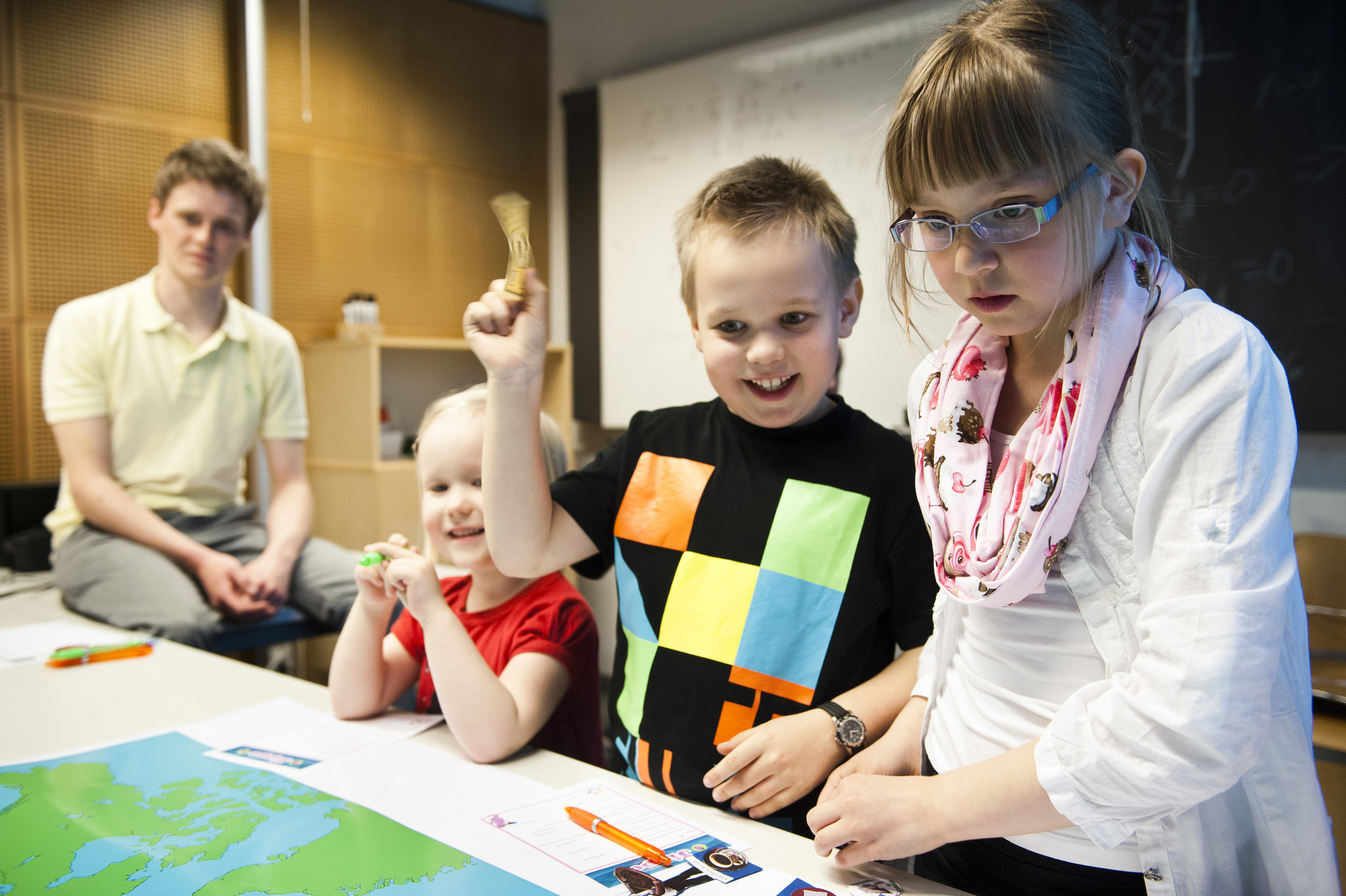 Children taking part to science education supervised.