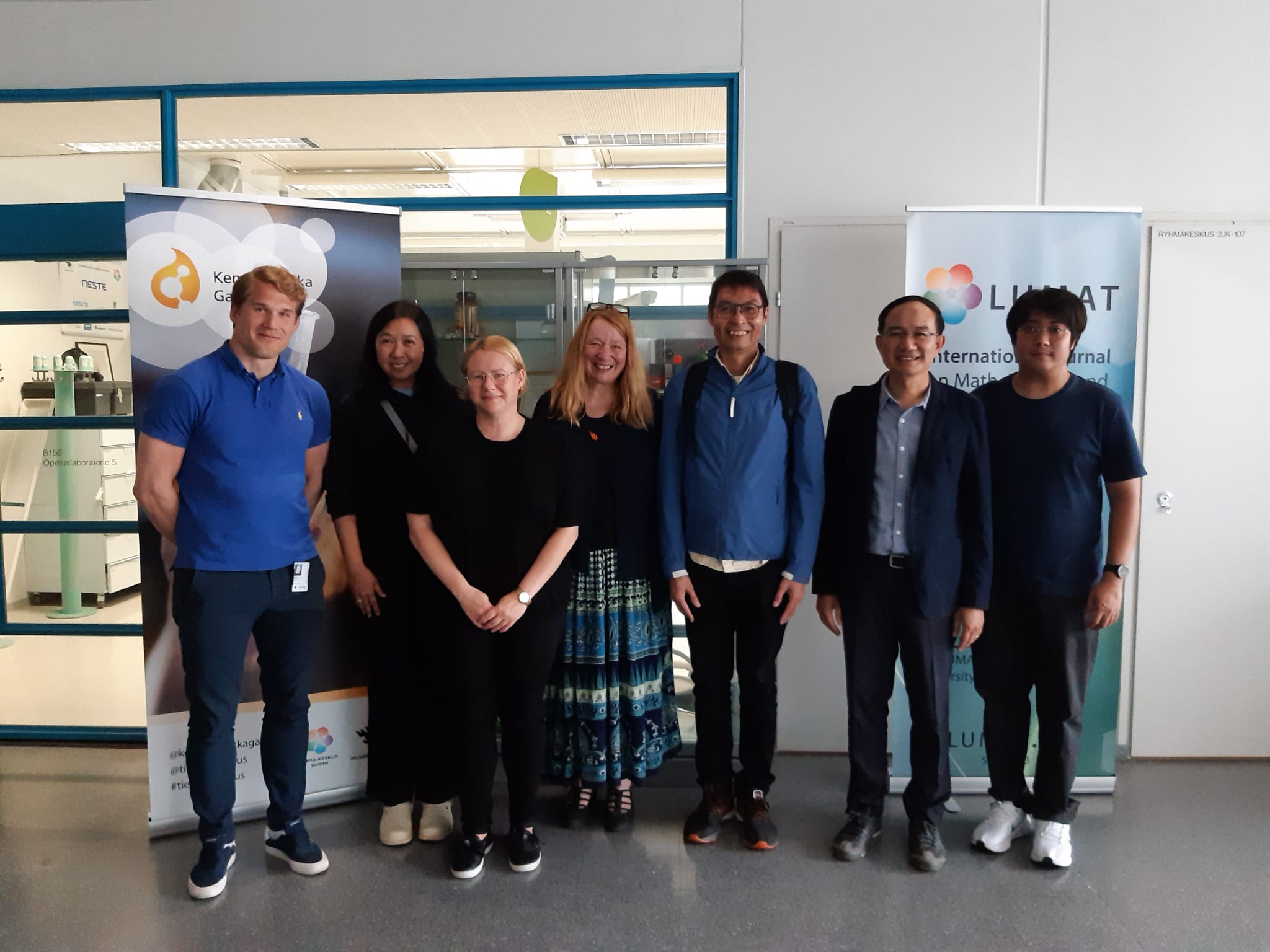 LUMA Centre Finland welcomes international guests in a group picture.