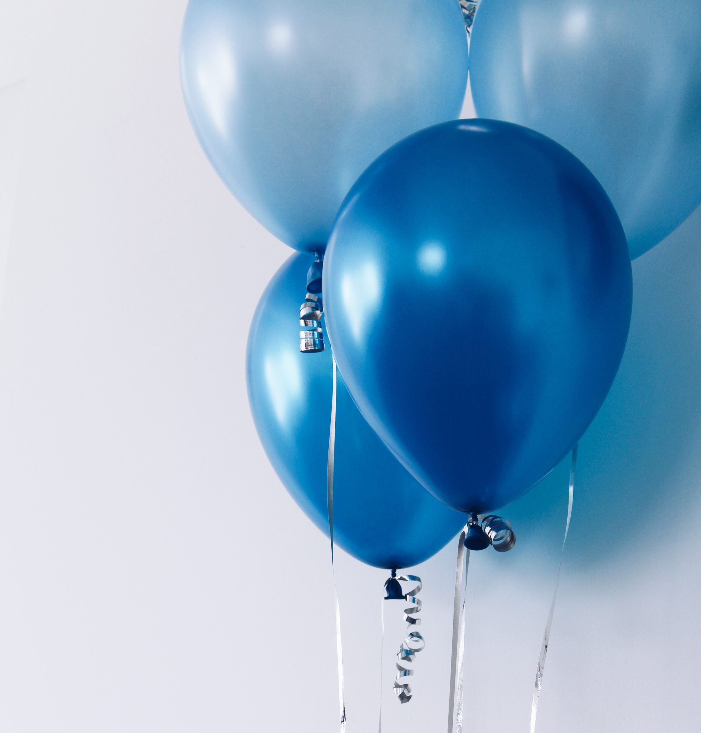 En bild med ljusbå och blå ballonger.