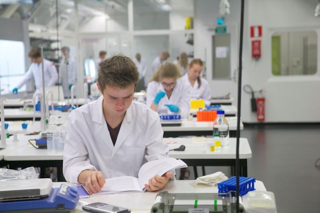 Biologiaolympialaisten valmennettavia.
