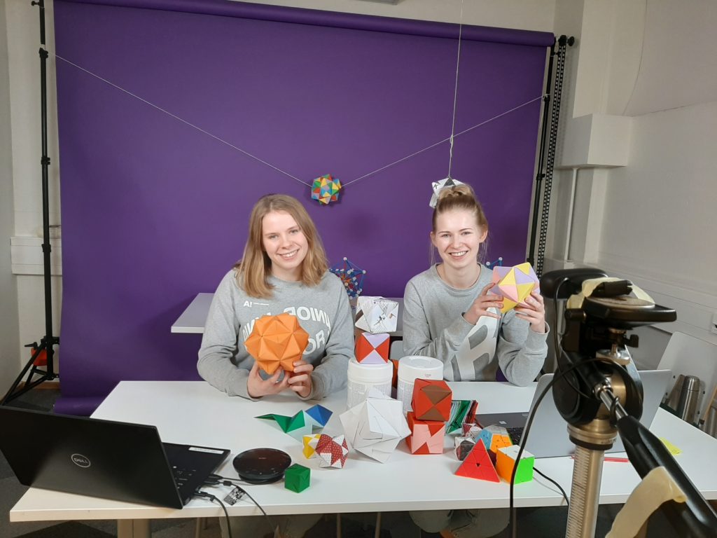 Kaksi Aalto Juniorin assistenttia pitämässä virtuaalityöpajaa origameista.