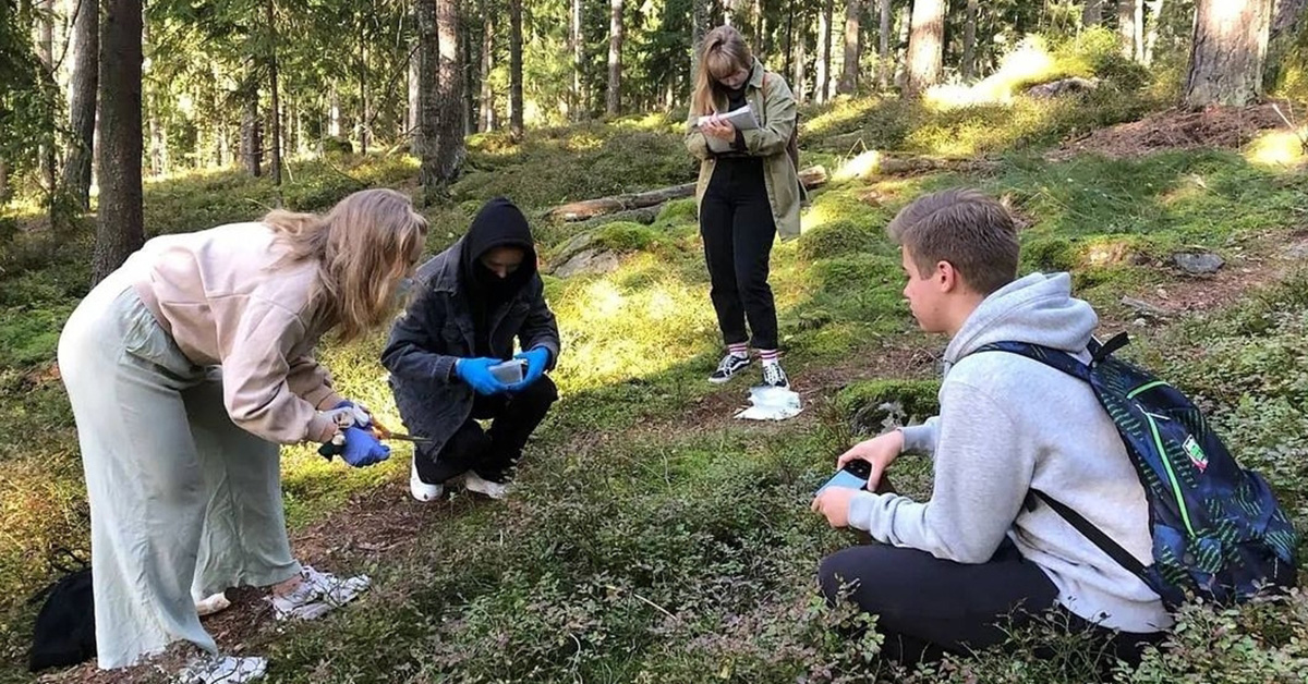 Otaniemen lukiolaiset keräävät näytteitä Jaettu valo-hankkeeseen liittyen.