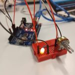 Kuvassa näkyy Arduino Uno, johon on liitetty led palamaan.