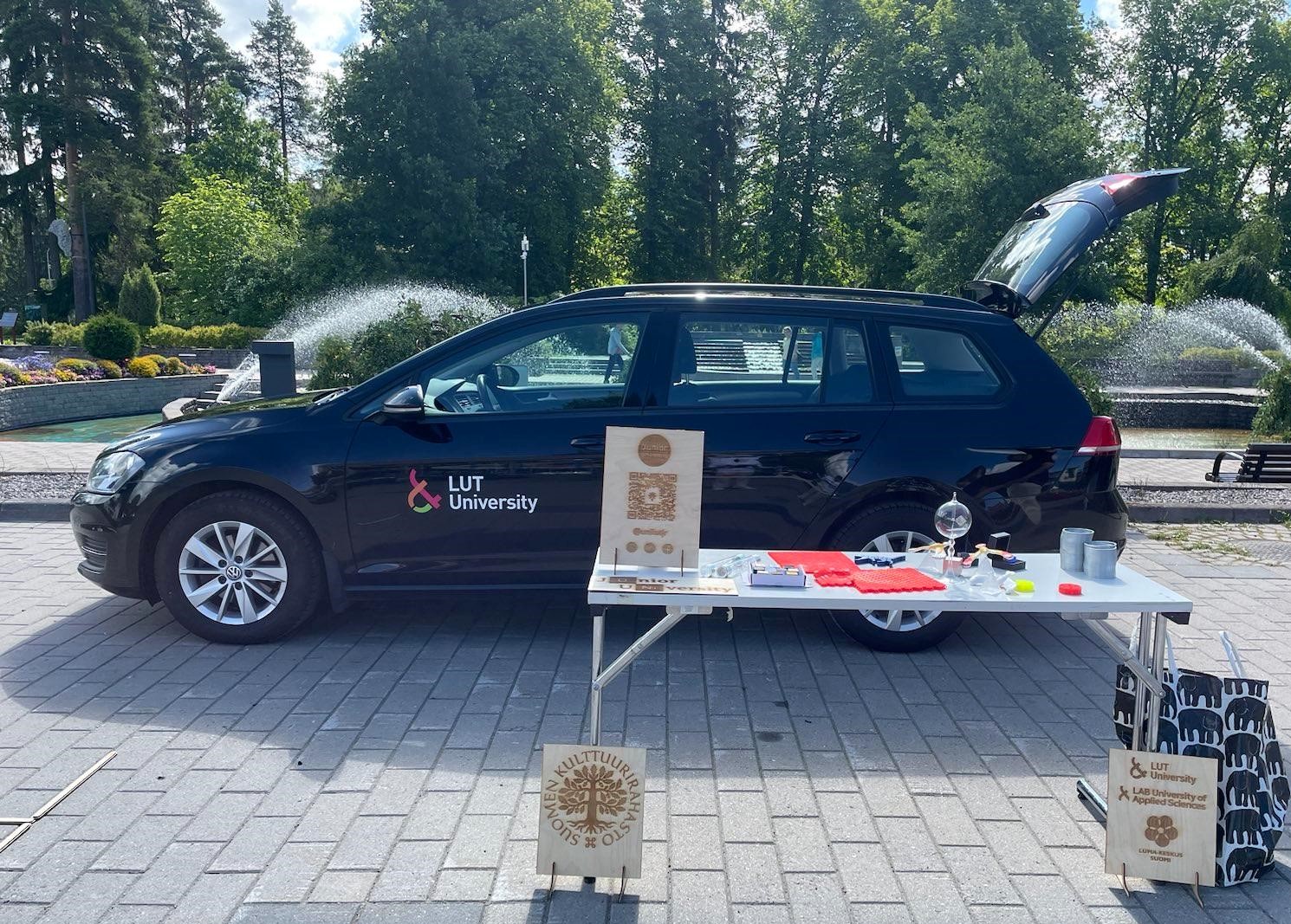 LUMA-autokiertueen paku, musta ajoneuvo jossa kyljessä lukee LUT University.