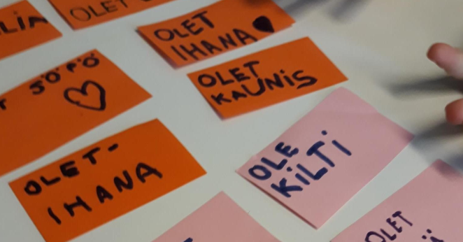 Kauniita ja kehoittavia sanoja post-it lapuilla.