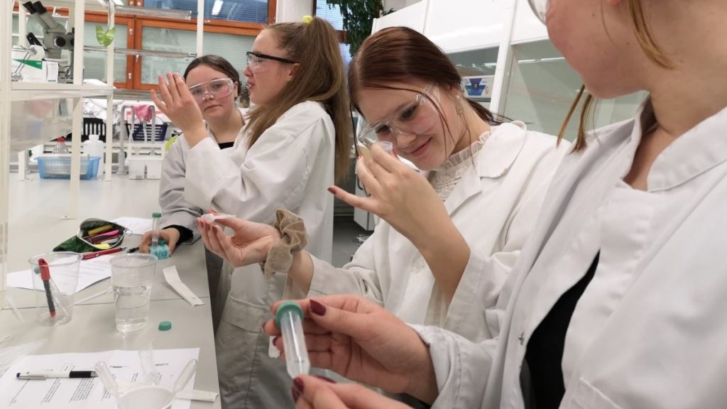 Kokkolan suomalaisen lukion opiskelijat kemian laboratoriotöiden parissa.