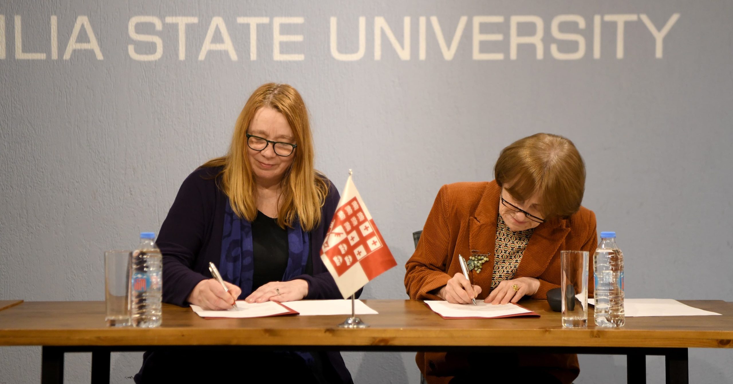 Maija Aksela allekirjoittaa sopimuksen Ilia State -yliopiston kanssa Georgiassa.