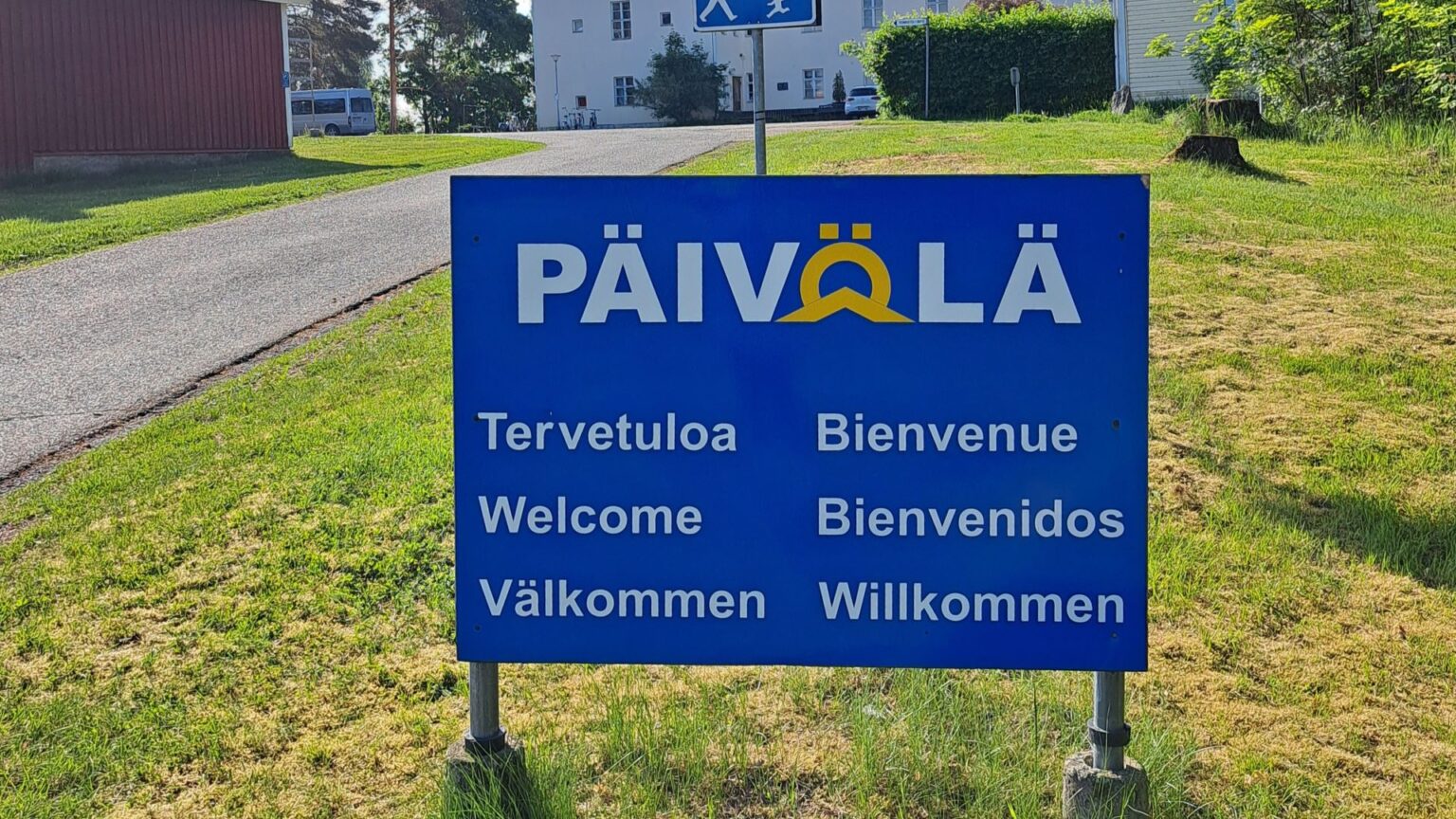 Valokuvassa Päivölän opiston kyltti, jossa lukee Tervetuloa eri kielillä.