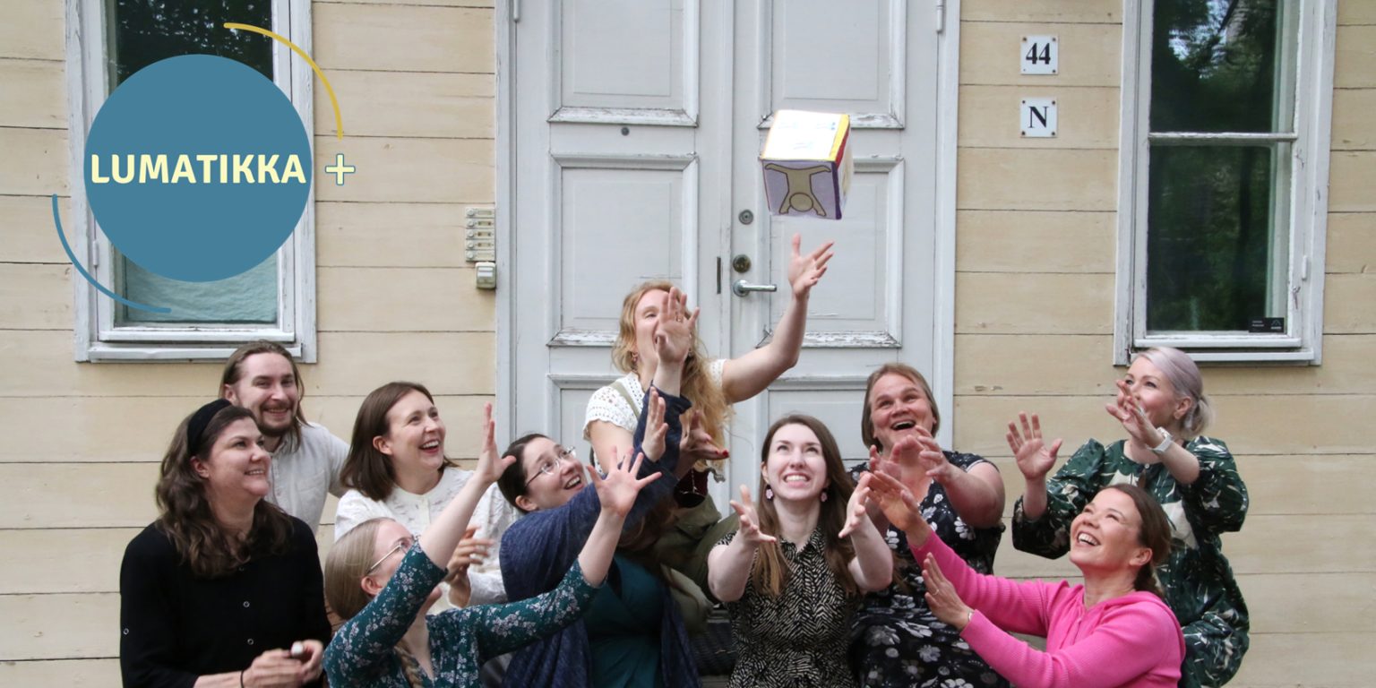 Valokuvassa LUMATIKKA-toimijoitta heittelemässä ulkona kuutiota.