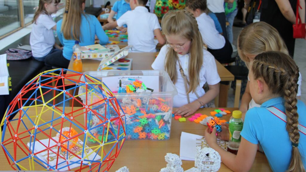 Lapset työskentelevät StarT-kerhossa. Kuva on vuodelta 2019.