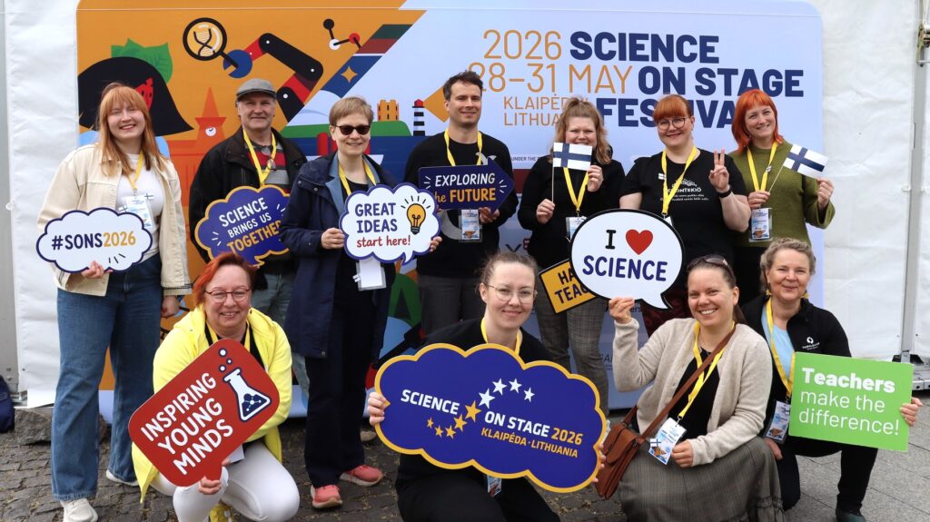 Ryhmävalokuvassa Suomesta Science on Stage -festivaaleille vuonna 2026 lähteneet opettajat.