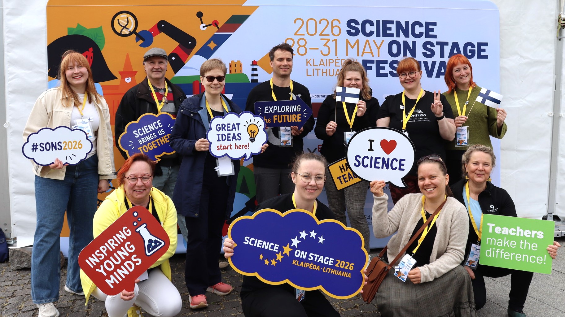 Ryhmävalokuvassa Suomesta Science on Stage -festivaaleille vuonna 2026 lähteneet opettajat.
