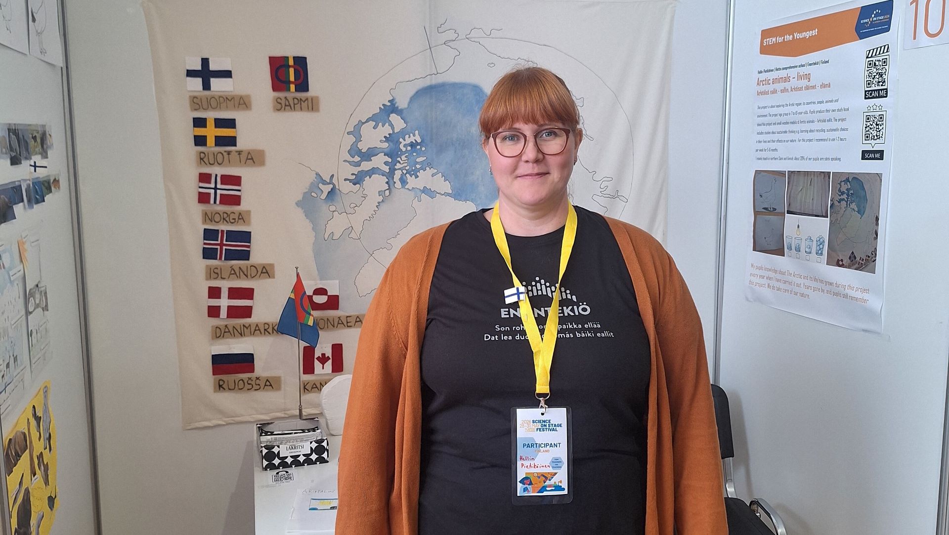 Valokuvassa Hellin Pietikäinen seisoo messupisteensä edessä Science on Stage -tapahtumassa.