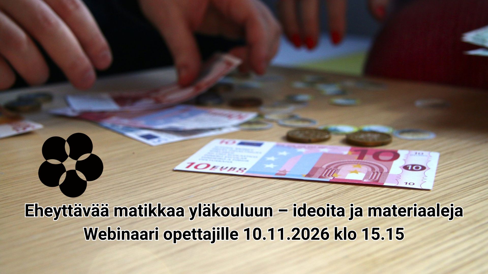 Lähikuva leikkirahojen käsittelystä. 10 euron seteli ja kolikoita. Teksti Eheyttävää matikkaa yläkouluun, webinaari opettajille 10.11. klo 15.15.